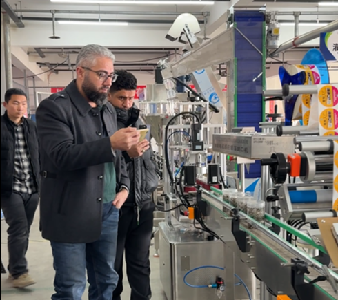 海外客戶考察德仕達(dá)智能貼標(biāo)機場景